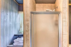 eine Dusche im Bad mit Handtüchern auf einem Regal in der Unterkunft Texas Home with Deck and Cedar Creek Reservoir Access in Gun Barrel City