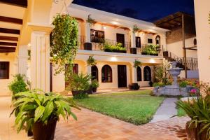 un patio de una casa con una fuente en Nico Hotel, en Antigua Guatemala