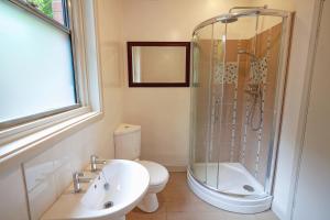 a bathroom with a shower and a sink and a toilet at Cosy 1-Bed Escape with Free Parking - At Hem in Winchester