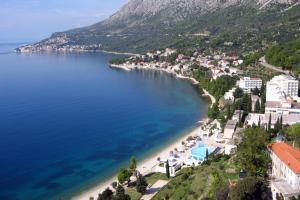 an aerial view of a beach in a body of water at Apartments with a parking space Zivogosce - Porat, Makarska - 6700 in Igrane