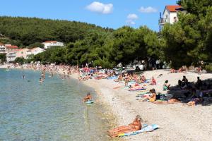 eine große Gruppe von Menschen am Strand in der Unterkunft Apartments by the sea Drvenik Donja vala, Makarska - 6701 in Drvenik