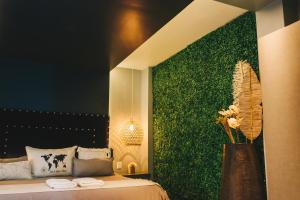 a bedroom with a green wall with a bed at LG Golden Suites in San Miguel de Tucumán