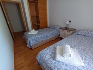 sypialnia z dwoma łóżkami i lustrem w obiekcie LUCIA S HOUSE w mieście Mairena del Aljarafe +7 zdjęć