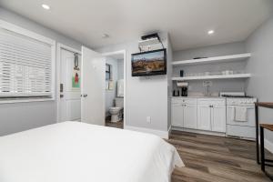 une chambre blanche avec un lit et une cuisine dans l'établissement Shell on the Beach 106 - RENOVATED, à Hollywood