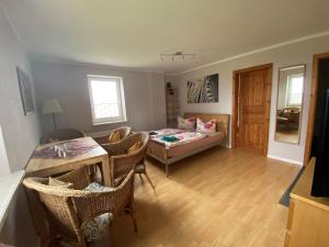 ein Wohnzimmer mit Tisch und Couch in der Unterkunft Bastorf Sea View Escape in Bastorf + 33 Fotos