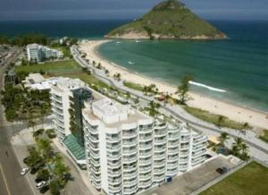 vistas a una playa con un edificio y al océano en Vista Mar - Resort Carioca - WIFI 500Mb, en Río de Janeiro