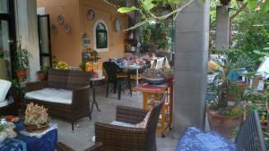 Reštaurácia alebo iné gastronomické zariadenie v ubytovaní The Garden