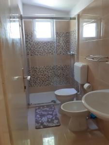 Koupelna v ubytování Seaside secluded apartments Lavdara, Dugi otok - 8114