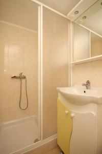 Koupelna v ubytování Seaside secluded apartments Lavdara, Dugi otok - 8114
