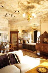 salon z kanapą i łóżkiem w obiekcie Leventis Art Suites w mieście Panayítsa