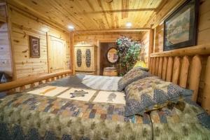 een slaapkamer met een bed in een houten kamer bij Nacoochee valley motel in Clarkesville