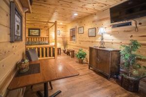 una sala de estar con una cabaña de madera con una mesa en Nacoochee valley motel en Clarkesville