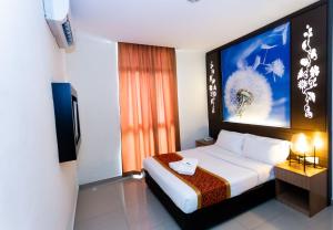 スレンバンにあるD&F BOUTIQUE HOTEL ERA SQUARE SEREMBANのベッドとテレビがあるホテルの部屋 +4枚の写真