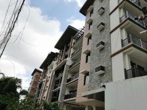 een afbeelding van een appartementencomplex met balkons bij Cool Breeze Brenthill Deluxe in Baguio