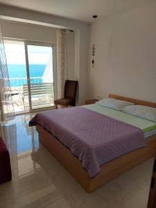 ein Schlafzimmer mit Bett und Blick auf das Meer in der Unterkunft Apartments by the sea Podgora, Makarska - 11469 in Podgora