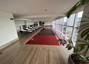 a large room with couches and a red rug at QS Marista - Studio Alessandra Antonelli - flat 1701 in Goiânia