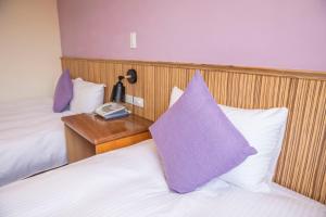 Postel nebo postele na pokoji v ubytování Holiday Hotel