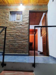 um quarto com uma parede de tijolos e uma porta em del PARANA em Corrientes