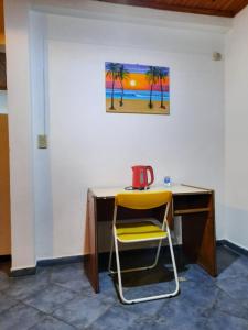 une chaise jaune assise devant un bureau dans l'établissement del PARANA, à Corrientes