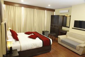 una camera con letto, divano e TV di Hotel Meridian Suite a Kathmandu