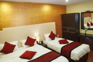 Postel nebo postele na pokoji v ubytování Hotel Meridian Suite + 17 fotografií