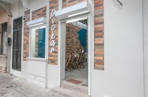une porte ouverte menant à un restaurant avec des chaises à l'extérieur dans l'établissement Casa de Huespedes Colonial, à Saint-Domingue