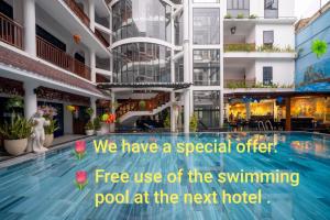 una piscina de hotel con las palabras que tenemos una oferta especial en Thanh Binh 2 Hotel, en Hoi An