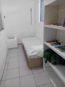 mały pokój z łóżkiem i szafą w obiekcie Apartamento no Sítio Histórico de Olinda w mieście Olinda