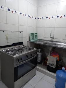 uma cozinha com um fogão e um lavatório em Apartamento no Sítio Histórico de Olinda em Olinda