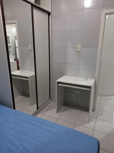 a bathroom with two sinks and a mirror at Apartamento no Sítio Histórico de Olinda in Olinda