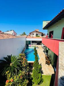 uma vista superior de uma piscina numa casa em Hostel e Pousada Bahia Beach em Itanhaém