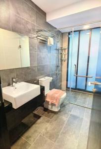 ein Bad mit einem Waschbecken, einer Dusche und einem WC in der Unterkunft 1908 Almas Suites 2Queen bed 4pax!Netflix bY STAY in Nusajaya