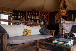 Posezení v ubytování Mawe Tented Camp