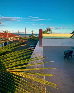 Hostel e Pousada Bahia Beach في إيتانهايم: مجموعة من الخطوات الصفراء على مبنى مع طاولة