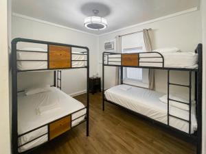 Katil atau katil-katil dalam bilik di Howzit Hostels