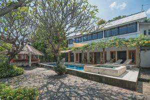 - une vue sur l'extérieur d'une maison avec une piscine dans l'établissement Villa Dinding Batu, à Singaraja