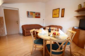 Televízia a/alebo spoločenská miestnosť v ubytovaní Apartement Hrebenka