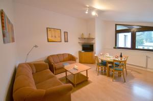 sala de estar con sofá y mesa en Apartement Hrebenka en Harrachov