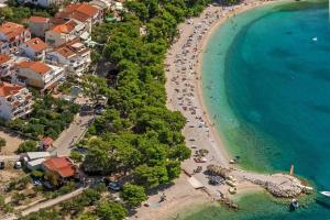 - une vue aérienne sur la plage et l'océan dans l'établissement Apartments by the sea Promajna, Makarska - 17160, à Promajna
