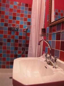 a bathroom with a sink and a shower at B&B in Arles "L'Atelier du Midi" chambre d'hôtes centre historique ARLES in Arles