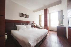 Voodi või voodid majutusasutuse Hanoi E Central Luxury Hotel & Restaurant toas