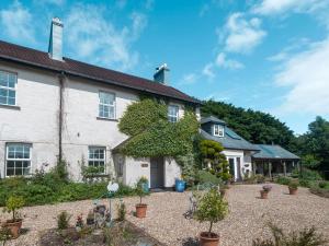 a white house with plants in front of it at Brokan Fourwinds in Okehampton