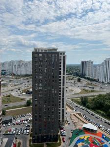un edificio alto en medio de una ciudad con tráfico en Видовая дизайнерская Студио, en Kiev