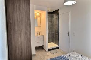 Koupelna v ubytování Apt type 3 en Duplex sur EVIAN les Bains vue lac + 3 fotografie