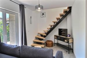 TV a/nebo společenská místnost v ubytování Apt type 3 en Duplex sur EVIAN les Bains vue lac