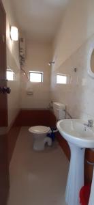 łazienka z toaletą i umywalką w obiekcie Greenview holiday inn w mieście Munnar
