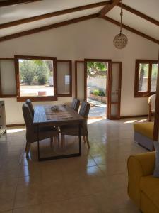 una sala da pranzo con tavolo e sedie di Ad un passo dal mare a Marsala