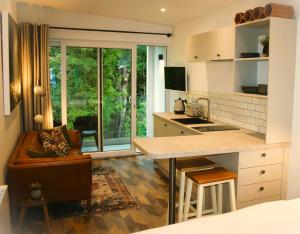 uma cozinha e sala de estar com uma grande janela em The Coach House em Windermere