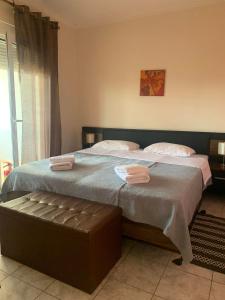 ein Schlafzimmer mit 2 Betten und Handtüchern darauf in der Unterkunft Hotel Loga in Tycherón