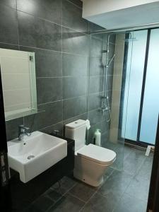 Phòng tắm tại Almas suites 2Pax Studio NETFLIX100mbps By STAY